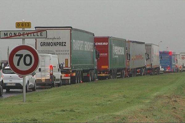 Le barrage filtrant empêche les camions venant de Lisieux d'entrer dans Caen. 