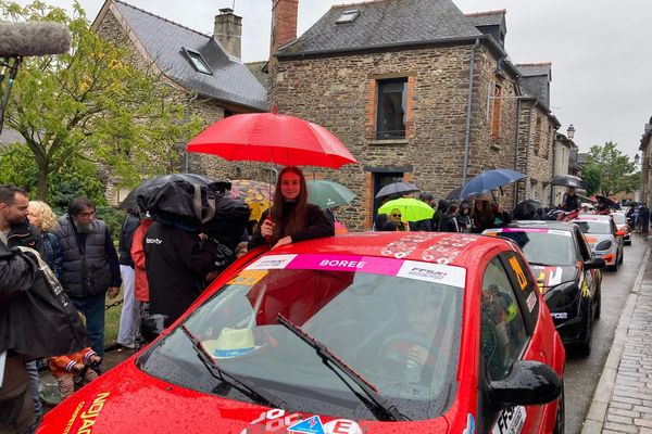 La tradition a été respectée, même sous la pluie, ce vendredi après-midi dans les rues de Lohéac (Ille-et-Vilaine) en ce veille de 48ème rallycross.