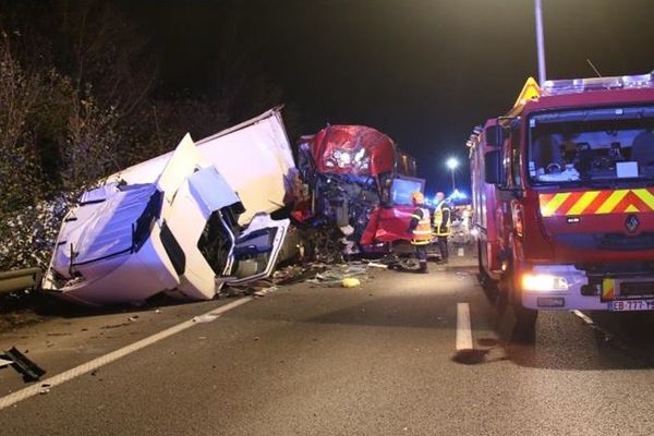 Les sapeurs-pompiers sont intervenus ce jeudi 21 novembre à 3h20 du matin sur l'autoroute A1 dans le sens Paris-Lille, pour un accident de la circulation mettant en cause deux poids lourds.