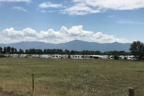 Après avoir passé deux jours de manière illégale au parc de la Prade à Saint-Cyprien, dans les Pyrénées-Orientales, quelque 300 caravanes se sont installées dix kilomètres plus loin, dans un champ, à Corneilla-del-Vercol.