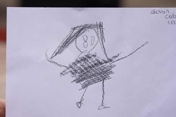 Le dessin d'une petite fille qui pleure.