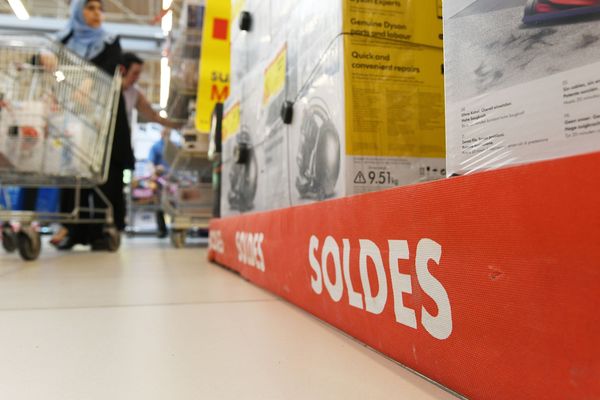 Après six semaines de rabais, les soldes d'été touchent à leur fin. Pourtant, les magasins n'ont pas encore écoulé tous leurs stocks.