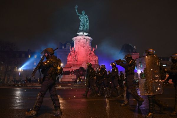 La première « nuit jaune » n’aura duré que quelques heures place de la République : face au rassemblement, les forces de l’ordre ont vite procédé à l’évacuation des lieux, à l’aide de gaz lacrymogène et de grenades de désencerclement.