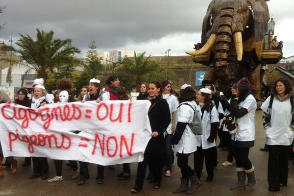 Les sages femmes manifestent à Nantes pourune meilleure reconnaissance de leur métier, le 19 novembre 2013 reconnaissance