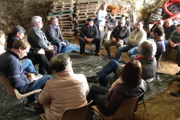 Le député PCF du Puy-de-Dôme André Chassaigne entouré d'agriculteurs du Puy-de-Dôme. 