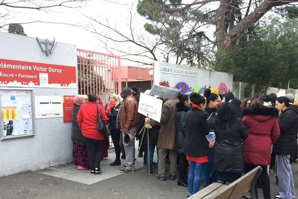 Ce lundi 20 janvier des parents d'élèves ont manifesté devant l'école Victor Duruy à Perpignan. 