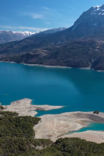 Le lac de Serre-Ponçon dans les Hautes Alpes.