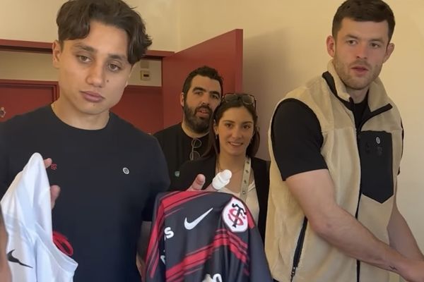 Ange Capuozzo, Blair Kinghorn et  Anthony Jelonch ont offert un nouveau maillot du Stade Toulousain à Ethan, 8 ans.