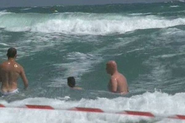 Hérault - Un coup de mer. Malgré l'interdiction de baignade, les touristes sont dans l'eau - 2013.