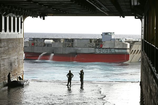 Le porte-hélicoptère Tonnerre est à l'arrêt tandis alors qu'un bateau EDAR (Engin de Débarquement Amphibie Rapide) navigue lors de l'exercice naval Polaris, près de Porto-Vecchio sur l'île le 26 novembre 2021.