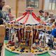 Un carrousel de l'ancien temps tout en Lego.