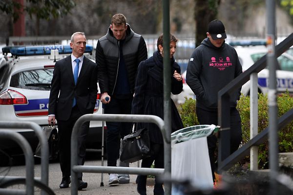 Les joueurs de rugby Chris Farrell et Denis Coulson escortés par leur avocats pour une convocation devant la police à Grenoble le 21 mars 2017