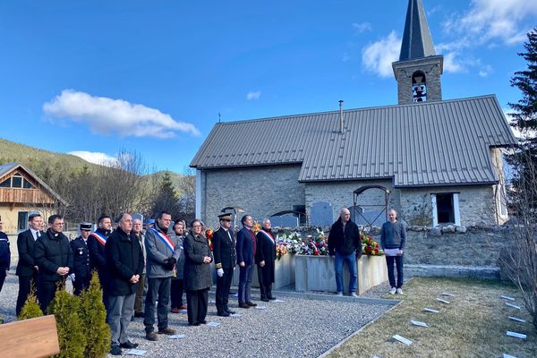 Un hommage aux victimes du crash de la Germanwings a eu lieu au cimetière du Vernet dimanche 24 mars 2024, neuf ans après le drame, dans les Alpes-de-Haute-Provence.