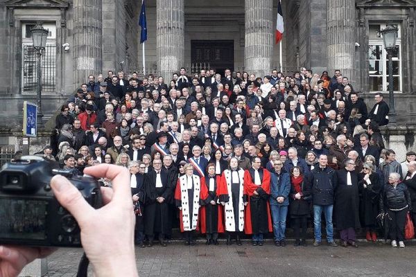 Les avocats se sont rassemblés à midi.