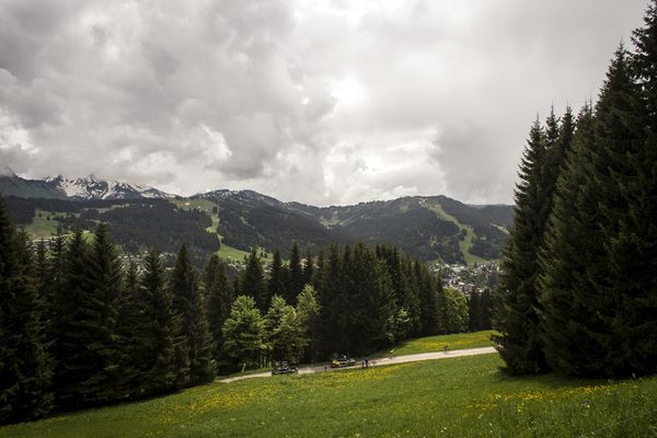 Des coureurs sur la première étape du Critérium du Dauphiné aux Gets (Haute-Savoie) le 5 juin 2016.