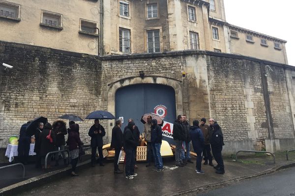 Piquet de grève ce matin devant la Maison d'arrêt de Niort, les surveillants rejoignent le mouvement