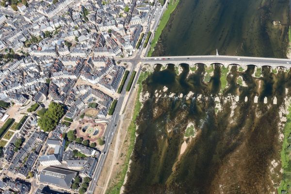 Vue aérienne de Blois (Loir-et-Cher). L'heure a sonné pour les propriétaires, ils vont découvrir leur avis sur les taxes foncières. Découvrez ce que vous devrez payer dans notre moteur de recherche.