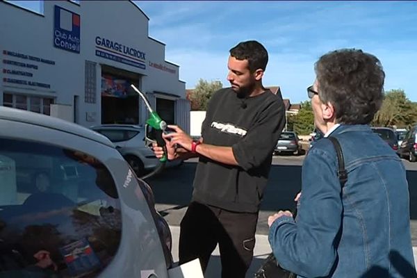 Deux fois par mois, un employé municipal vient aider les personnes âgées à se servir à la pompe.