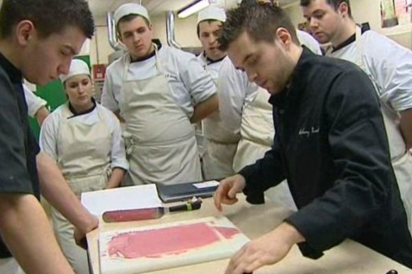 Antony Prunet est l'un des pâtissiers les plus prometteurs de France. Lundi, il était de retour au pays. A Aurillac où il est né et où il a été formé à son métier. Durant une journée, il s'est replongé dans l'univers qui était le sien il n'y a pas si longtemps. Celui des jeunes apprentis.