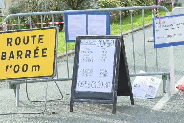 La signalétique est nombreuse et semble perturber les automobilistes.