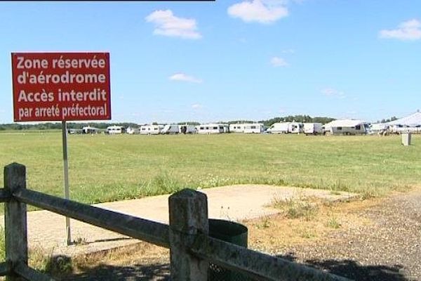 Une cinquantaine de caravanes sur l'aérodrome de Courlans, près de Lons-le-Saunier