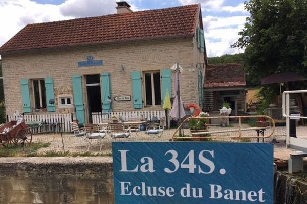 La maison de l’écluse du Banet le long du canal de Bourgogne, à Gissey-sur-Ouche, en Côte-d’Or. 