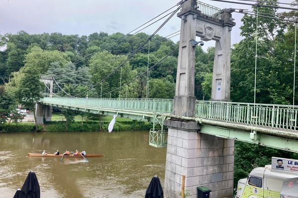 La robe de mariée est suspendue au-dessus de la Meuse, entre deux parties du territoire de Charleville-Mézières. Accrochée le dimanche 7 juillet, elle était toujours là le lundi 8... pour le moment.