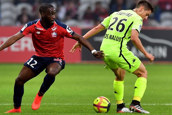 Le défenseur d'Angers SCO Théo Pellenard aux prises avec le milieu de terrain Jonathan Ikone du LOSC Lille, le 18 mai 2019