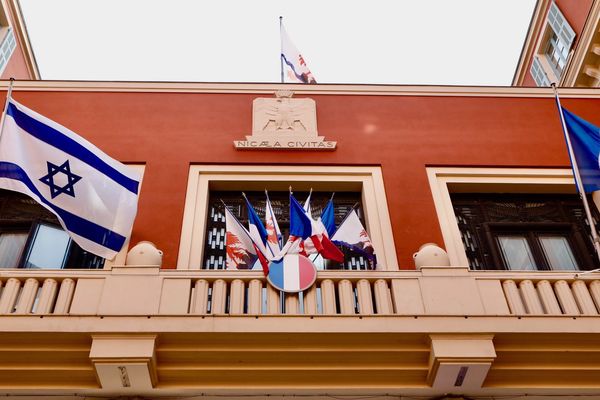 Christian Estrosi a fait flotter le drapeau Israélien sur le fronton de la mairie de Nice 