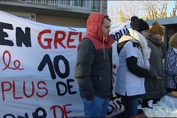 Les salariés ont vendu des gâteaux pour améliorer leurs revenus