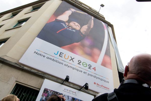 Une bâche de soutien à la candidature de Paris aux Jeux olympiques 2024.