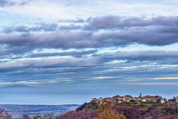 Penta-di-Casinca et l'île d'Elbe dans les nuages