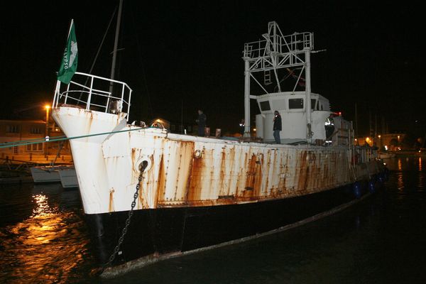 La Calypso quitte La Rochelle le matin du jeudi 11 octobre 2007. A une vitesse moyenne de trois nœuds, le remorquage du navire prendra trois jours pour rejoindre le chantier Piriou à Concarneau.