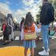 Un père accompagne sa fille pour la rentrée des classes dans une école primaire près de Clermont-Ferrand.