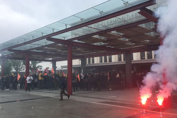 Alors que la grève à la SNCF en est à son 18eme jour, lundi 14 mai, les forces de l’ordre sont intervenues en gare de Clermont-Ferrand afin d’évacuer des manifestants qui se trouvaient sur les voies. 