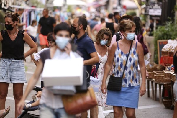 Malgré la reprise de l'épidémie sur l'île, la saison touristiques bas son plein. Les touristes sont comme ici dans la rue Fesh à Ajaccio