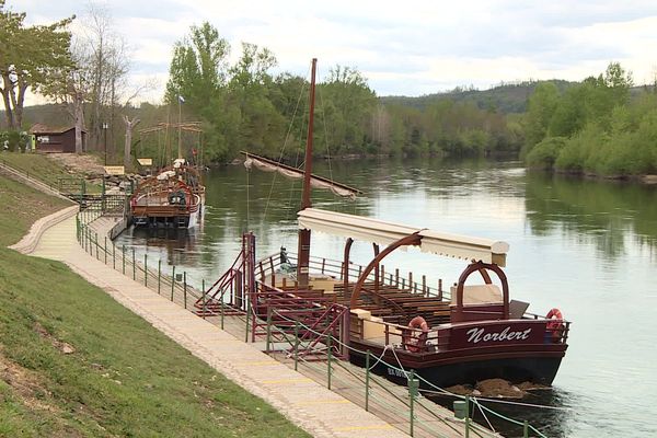 Des Gabarres à quai pendant les vacances de Pâques, spectacle inhabituel sur la Dordogne cette année