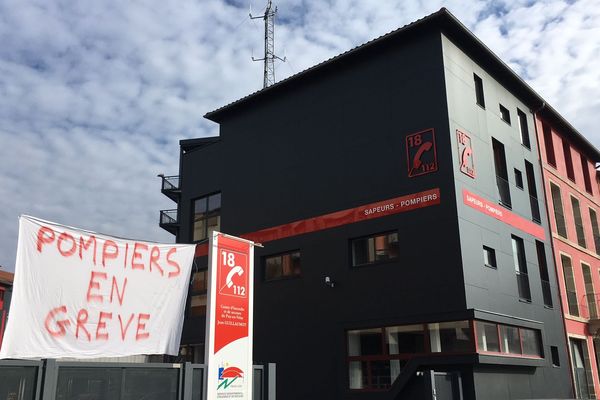 Les pompiers ont entamé un mouvement de grève illimité (ici, au centre de secours du Puy-en-Velay)