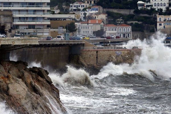 Victime des assauts venus de la mer, la Corniche Kennedy subit de gros travaux de consolidation