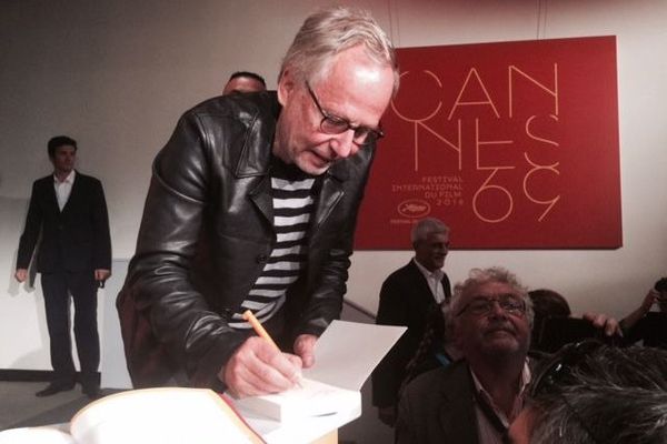 Fabrice Luchini signe des autographes à la fin de la conférence de presse de "Ma Loute"