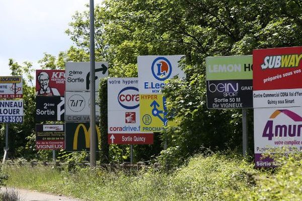 Publicité : limitation des panneaux autour des communes de moins de 10 0000 habitants