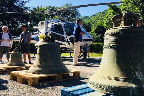 Avec ses 963 kilos, la quatrième cloche sera elle restaurée sur place.