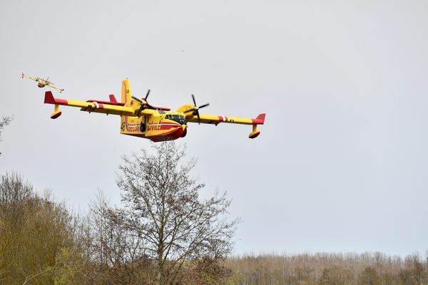 Deux canadairs sont engagés sur l'incendie de  Laurac-en-Vivarais en Ardèche. (Illustration)