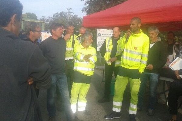 Les salariés du Smectom du Plantaurel ont été rejoints dans leur mouvement par les éboueurs de la communauté de communes de Foix.