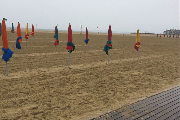 Horizon bouché, planches glissantes, parasols noués sur sable mouillé : "on doit être hors-saison" (F. Cabrel)