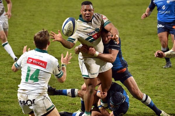 Pau a aligné une cinquième victoire de suite en Top 14, sur la pelouse de Castres.