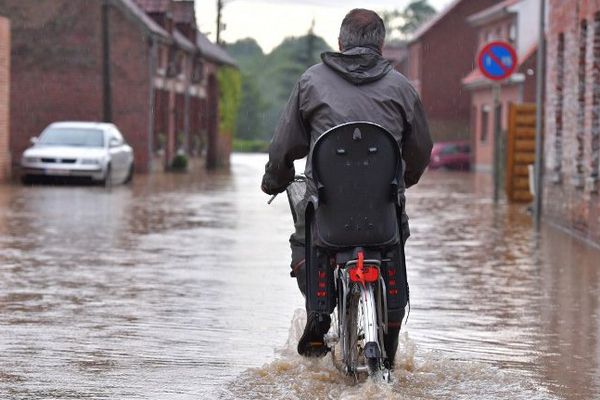 Dans le Hainaut, comme ici dans la commune de Beloeil, plusieurs cours d'eau ont franchi la phase d'alerte de crue, le 7 juin 2016.