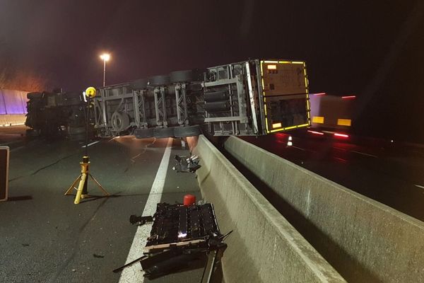 Un camion a traversé le terre-plein de l’autoroute A6 à hauteur de la Chapelle de Guinchay, en Saône-et-Loire.