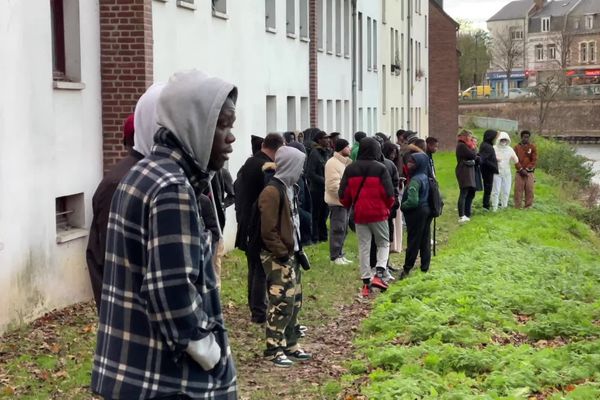 Moment de recueillement au bord de la Somme en hommage à Mohamed Doumbia.