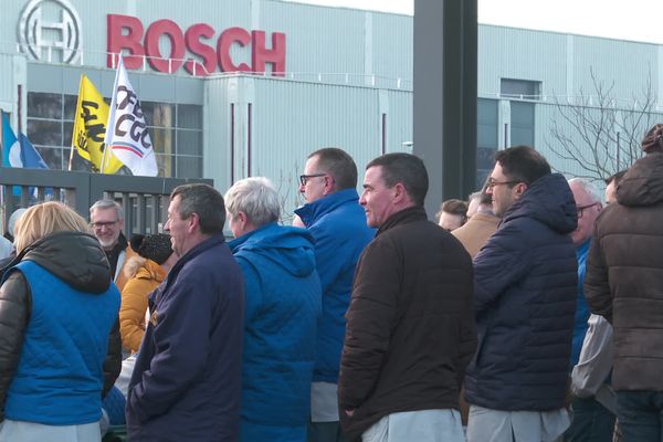 Près de 350 salariés de l'usine Bosch de Mondeville (Calvados) ont fait grève ce mardi 27 février pour exposer leur désaccord quant aux choix des deux potentiels repreneurs du site.